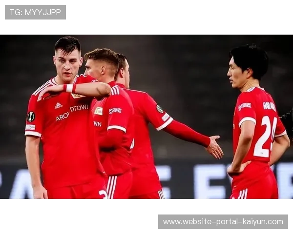 -柏林联合主场球迷燃放烟花致比赛暂停,烟雾弥漫球场- -柏林联合主场球迷燃放烟花致比赛暂停,烟雾弥漫球场-